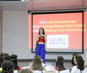  Funcionárias da Coasul se confraternizam para comemorar o Dia Internacional da Mulher 