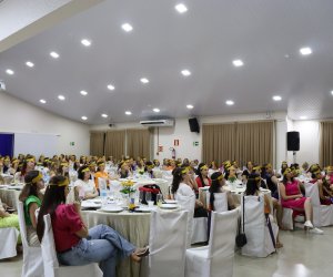  Funcionárias da Coasul se confraternizam para comemorar o Dia Internacional da Mulher 