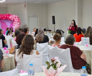  Cooperadas de Quedas do Iguaçu Participam de Palestra Inspiradora com Psicóloga Maressa França