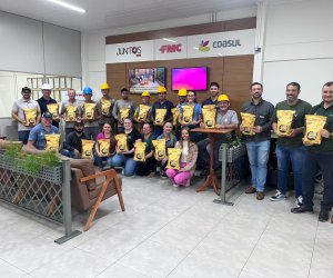  COASUL CELEBRA A P&Aacute;SCOA COM ENTREGA DE COLOMBAS A COLABORADORES
