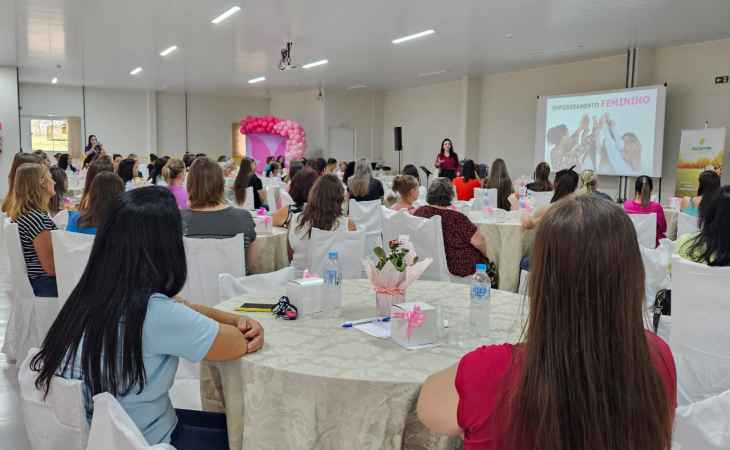  Cooperadas de Quedas do Iguaçu Participam de Palestra Inspiradora com Psicóloga Maressa França