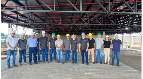 Diretoria e conselho fiscal visitam obra do novo supermercado Coasul em São João.